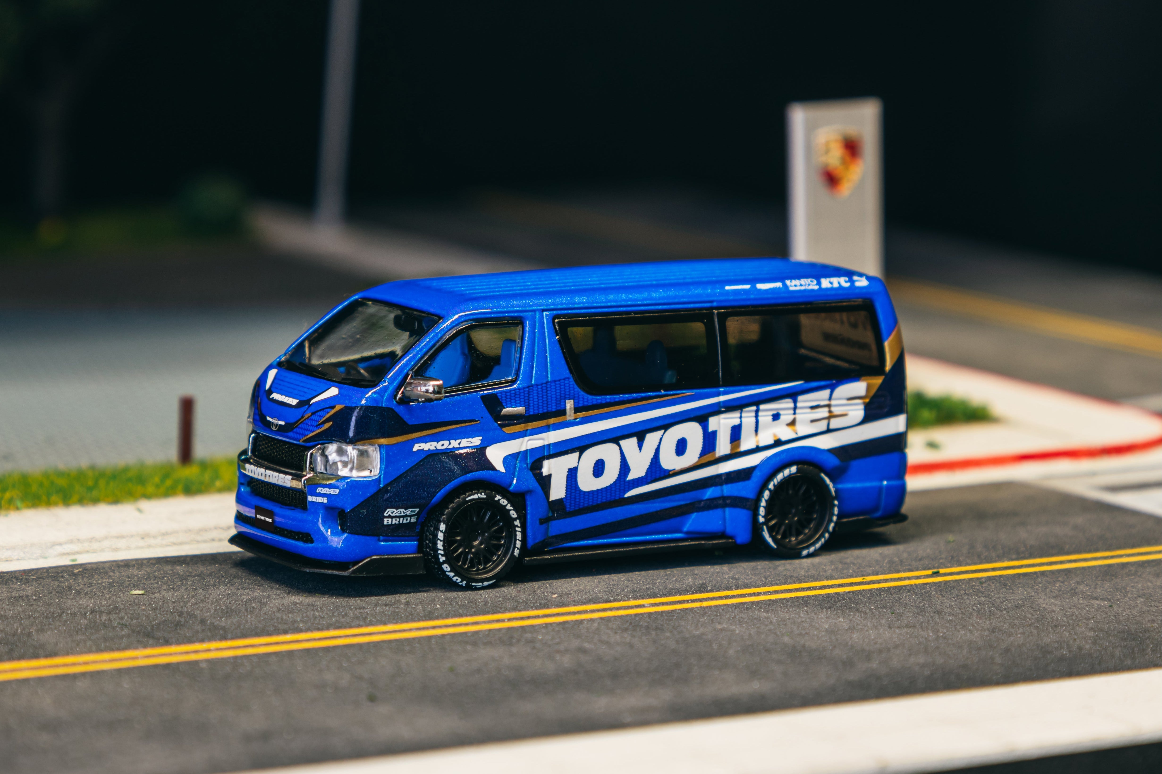 1/64 Toyota Hiace Widebody Toyo Tires - Tarmac Works HOBBY64
