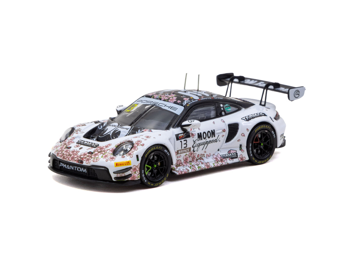 1/64 Porsche 911 GT3 R Suzuka 1000km - Intercontinental GT Challenge 2025 - Phantom Global Racing #13 with Tarmac Cards - Tarmac Works x iXO Models HOBBY64