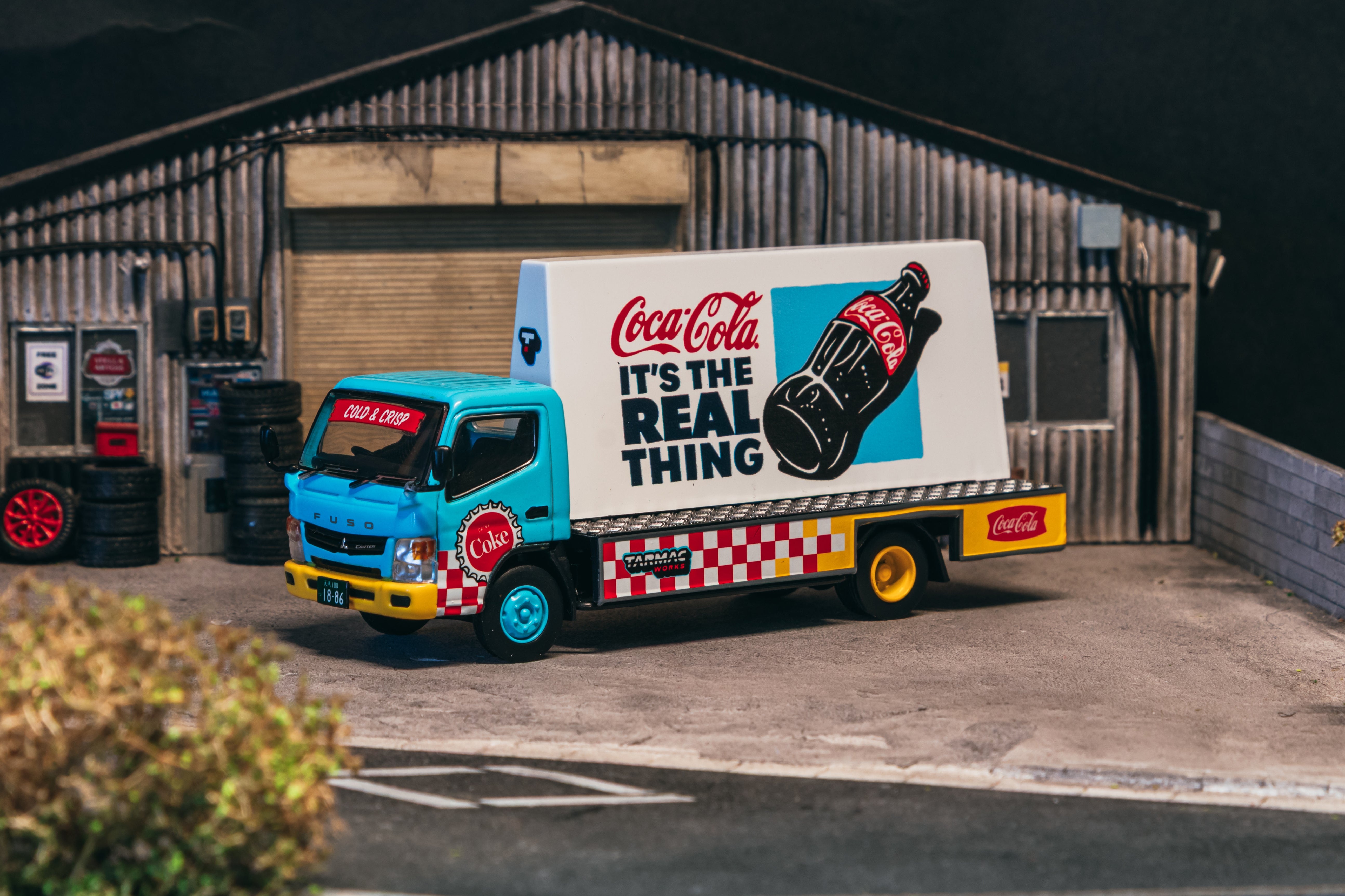 1/64 Mitsubishi Fuso Canter - Coca-Cola Advertisement Truck - Tarmac Works TRUCK64