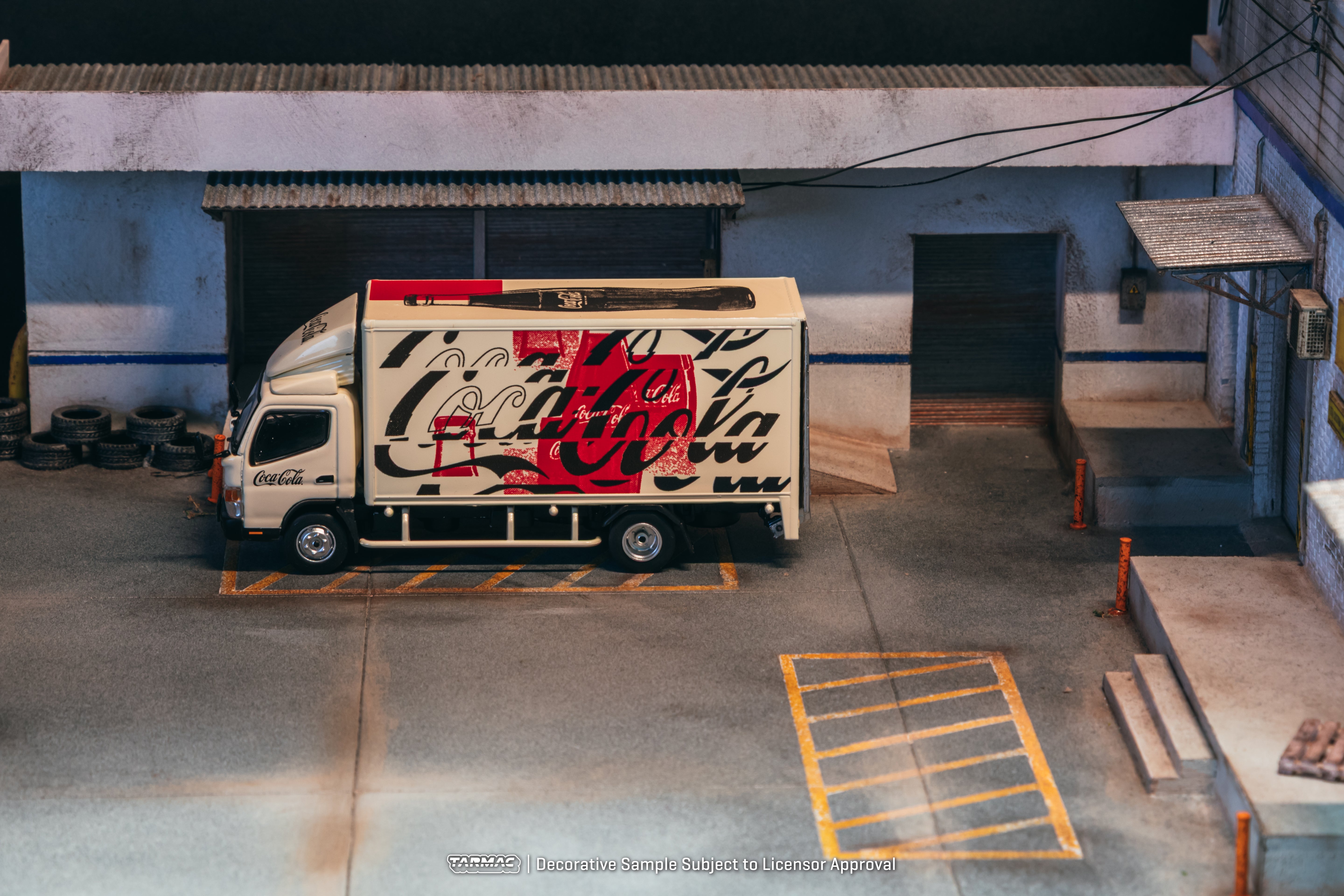 1/64 Mitsubishi Fuso Canter - Coca-Cola Box Truck - Tarmac Works TRUCK64