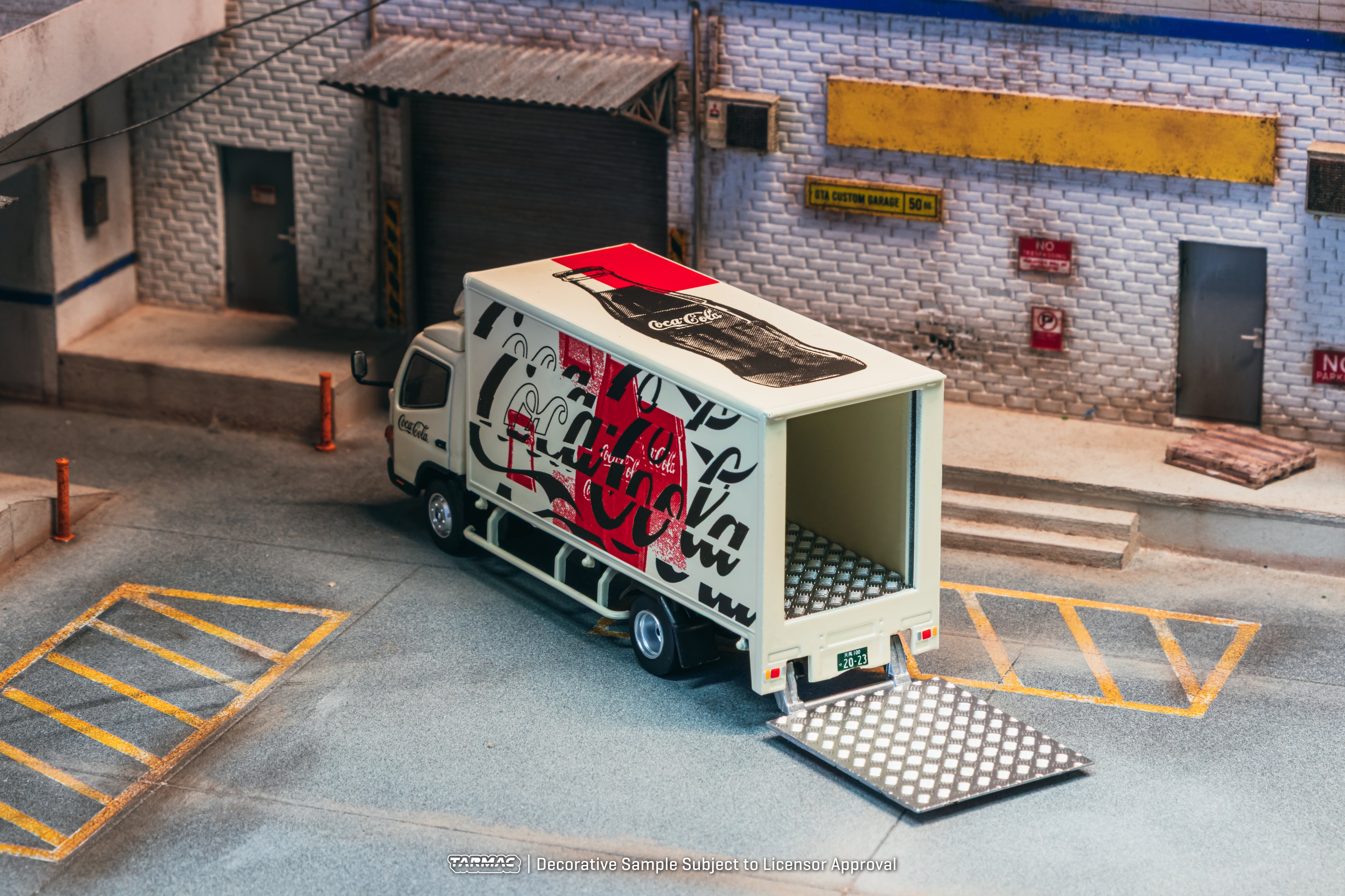 1/64 Mitsubishi Fuso Canter - Coca-Cola Box Truck - Tarmac Works TRUCK64