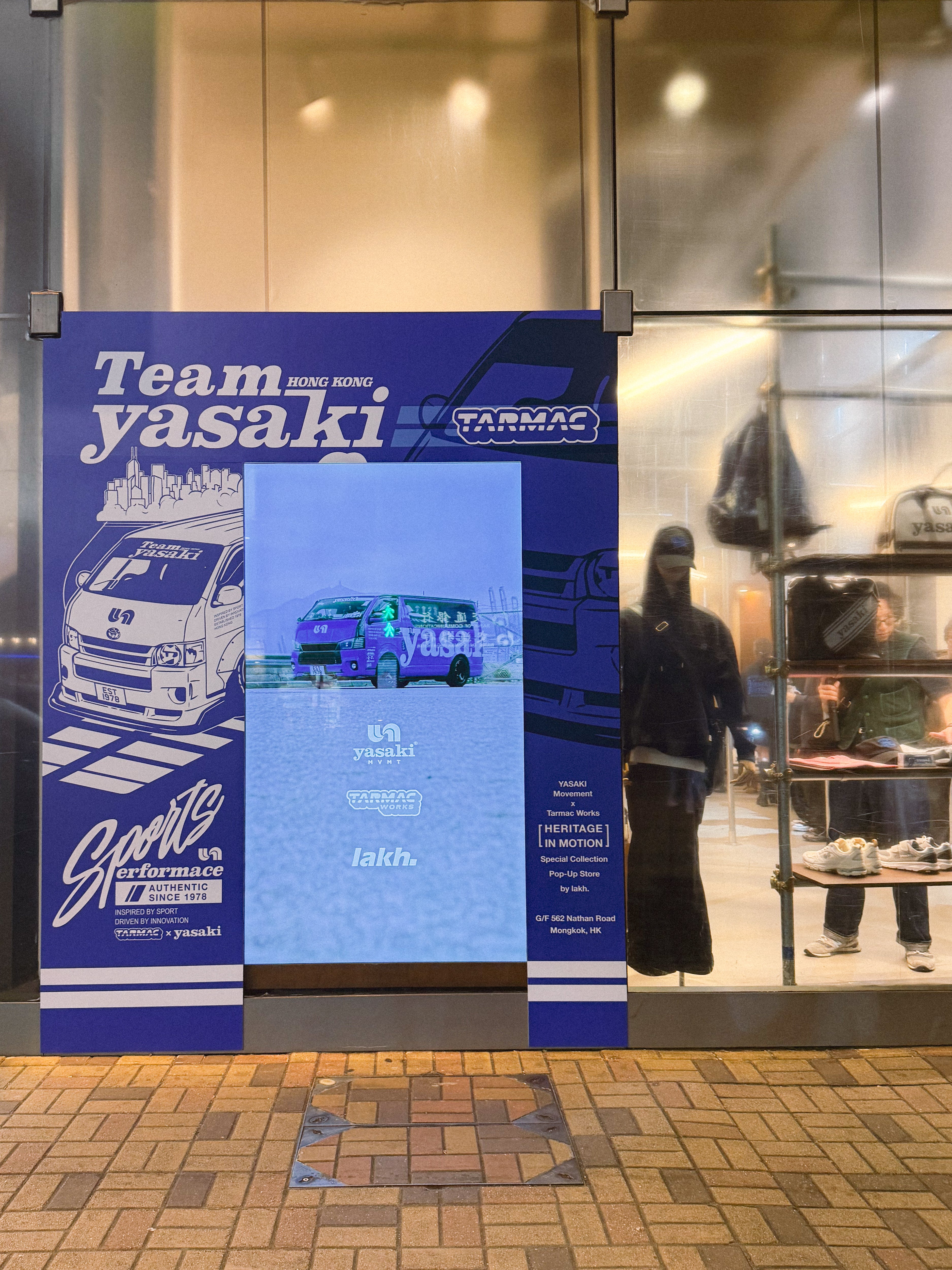 1/64 Toyota Hiace Widebody Yasaki Special Edition - Tarmac Works HOBBY64