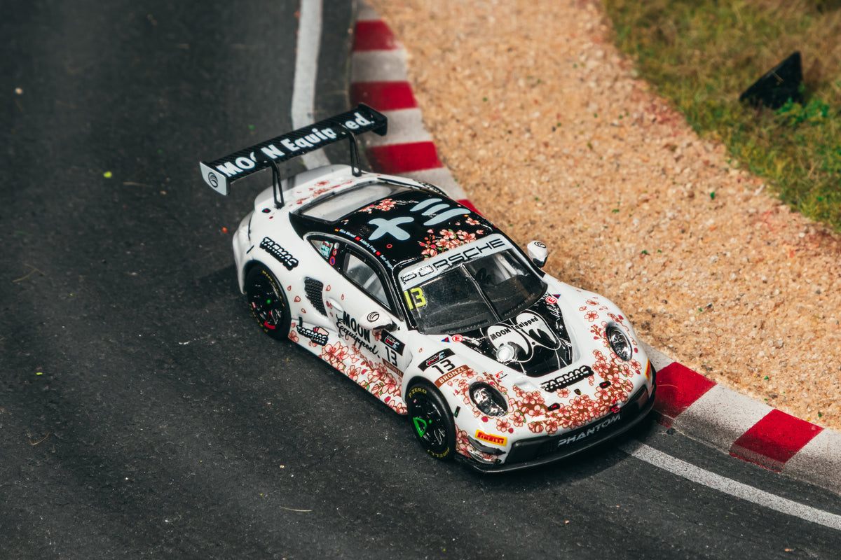 1/64 Porsche 911 GT3 R Suzuka 1000km - Intercontinental GT Challenge 2025 - Phantom Global Racing #13 with Tarmac Cards - Tarmac Works x iXO Models HOBBY64
