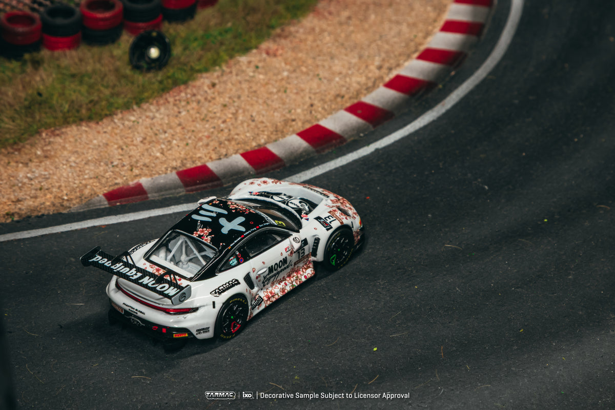 1/64 Porsche 911 GT3 R Suzuka 1000km - Intercontinental GT Challenge 2025 - Phantom Global Racing #13 with Tarmac Cards - Tarmac Works x iXO Models HOBBY64