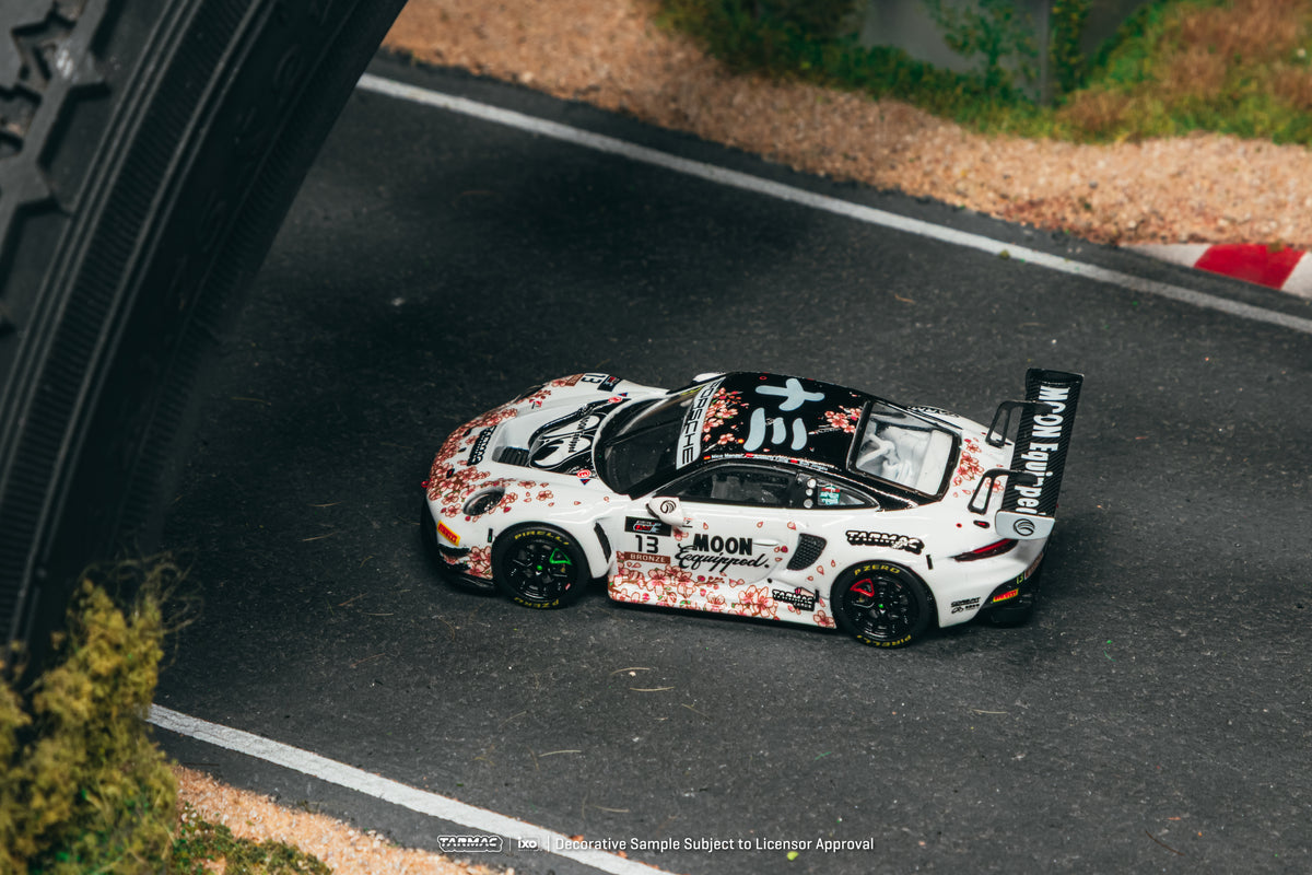 1/64 Porsche 911 GT3 R Suzuka 1000km - Intercontinental GT Challenge 2025 - Phantom Global Racing #13 with Tarmac Cards - Tarmac Works x iXO Models HOBBY64