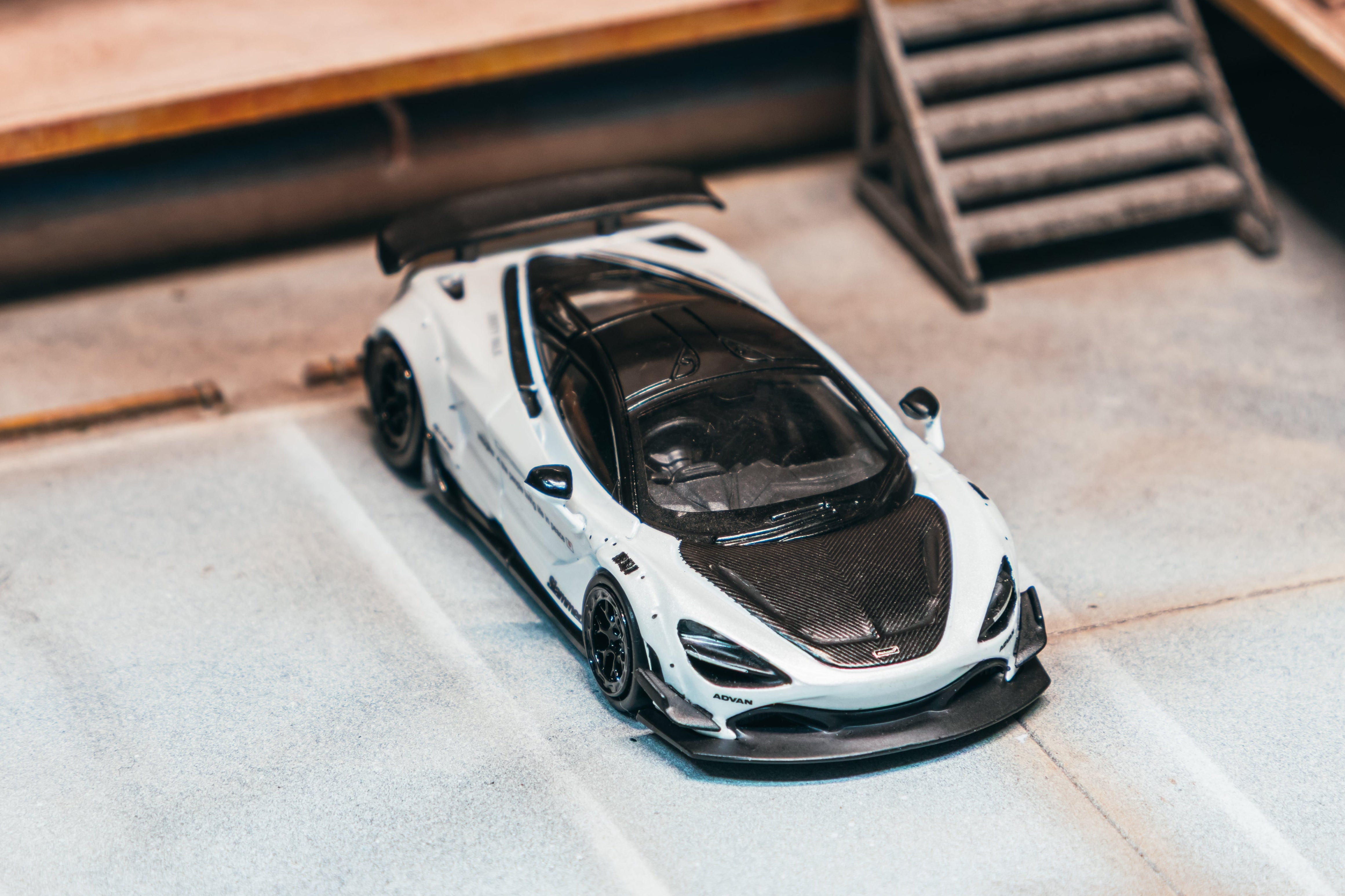 1/64 LB-WORKS 720S White - Tarmac Works HOBBY64