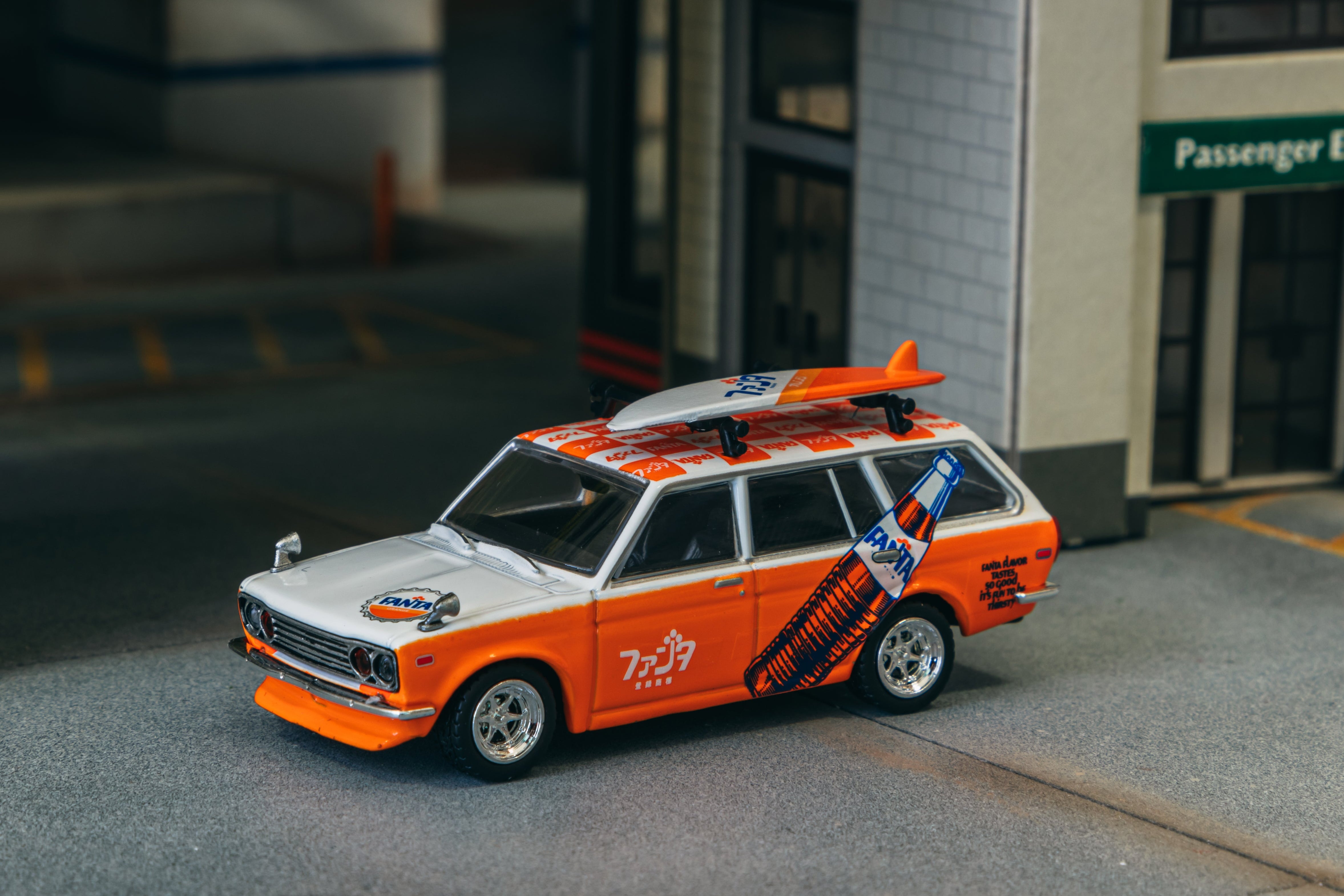 1/64 Datsun Bluebird 510 Wagon FANTA - Tarmac Works GLOBAL64