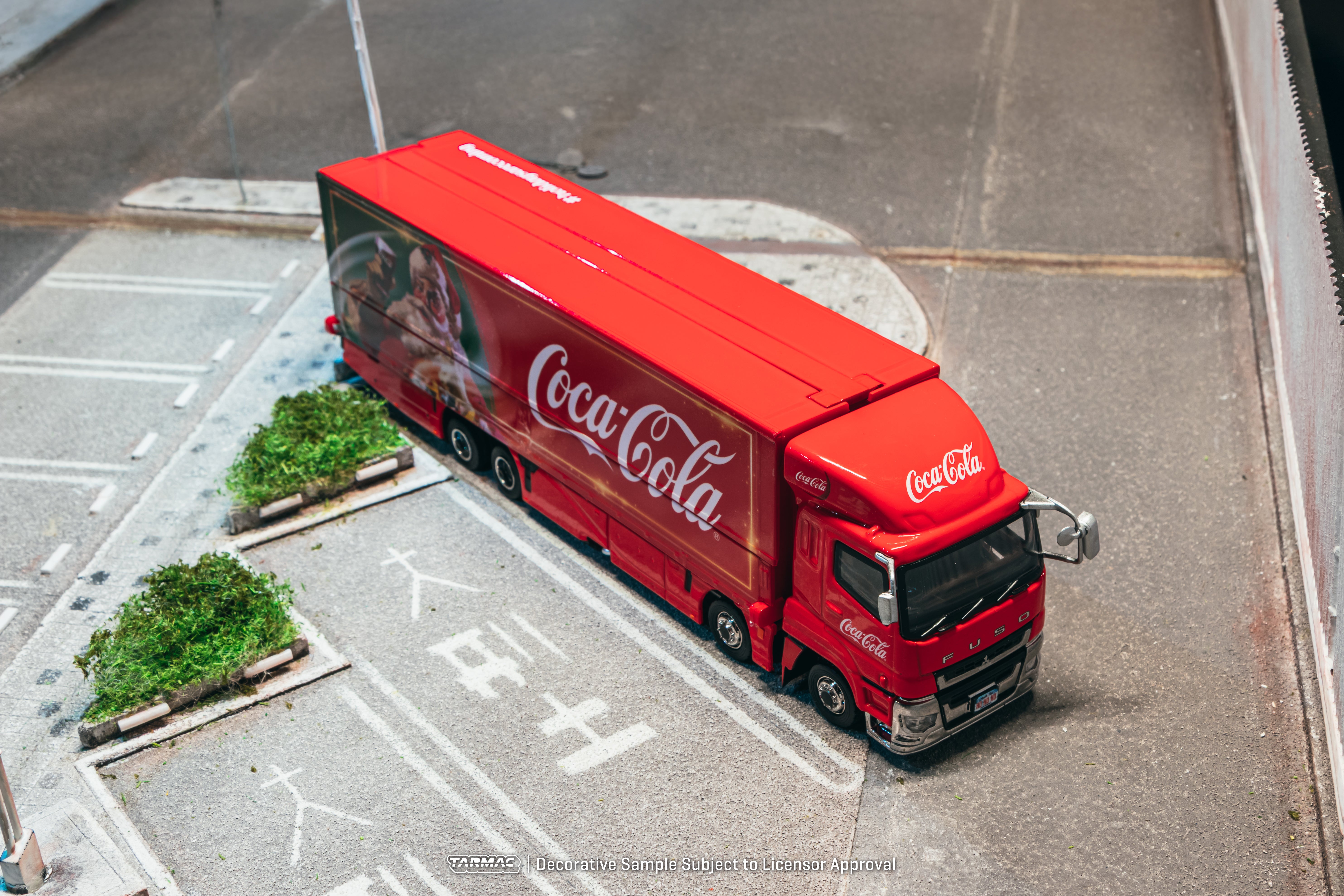 ミニカー Tarmac Coca-Cola Mitsubishi Fuso Super 1/64 Mitsubishi Fuso Super Great Coca-Cola Santa Truck - Tarmac Works