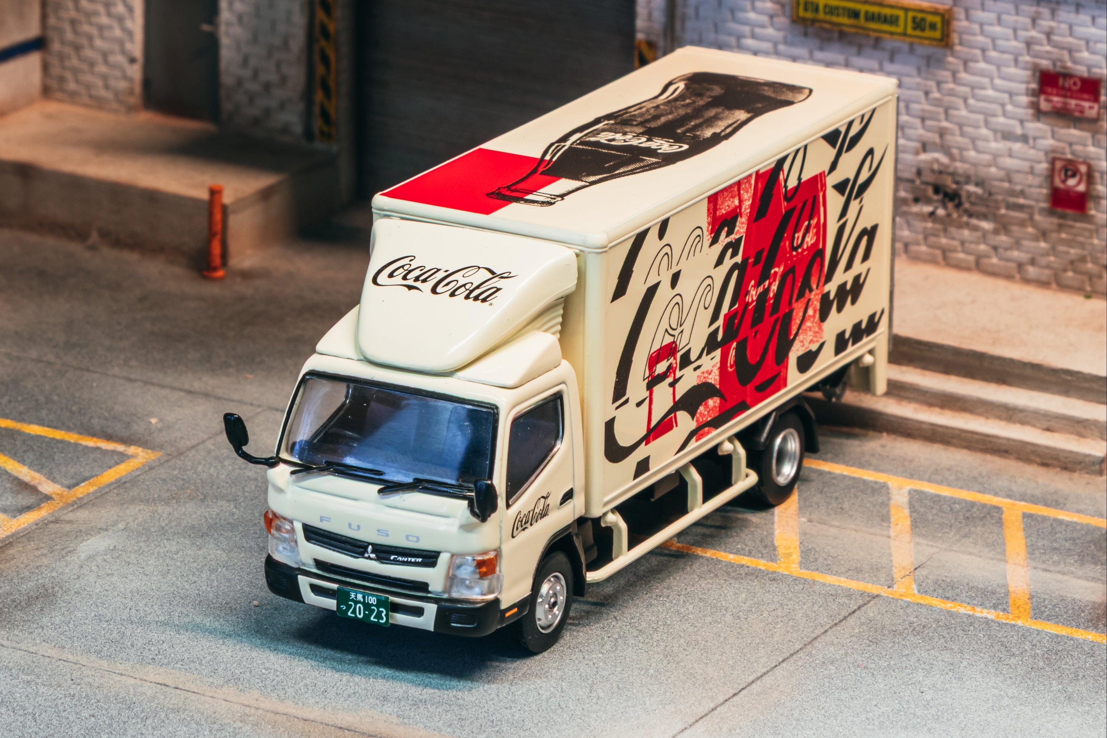 1/64 Mitsubishi Fuso Canter - Coca-Cola Box Truck - Tarmac Works TRUCK64