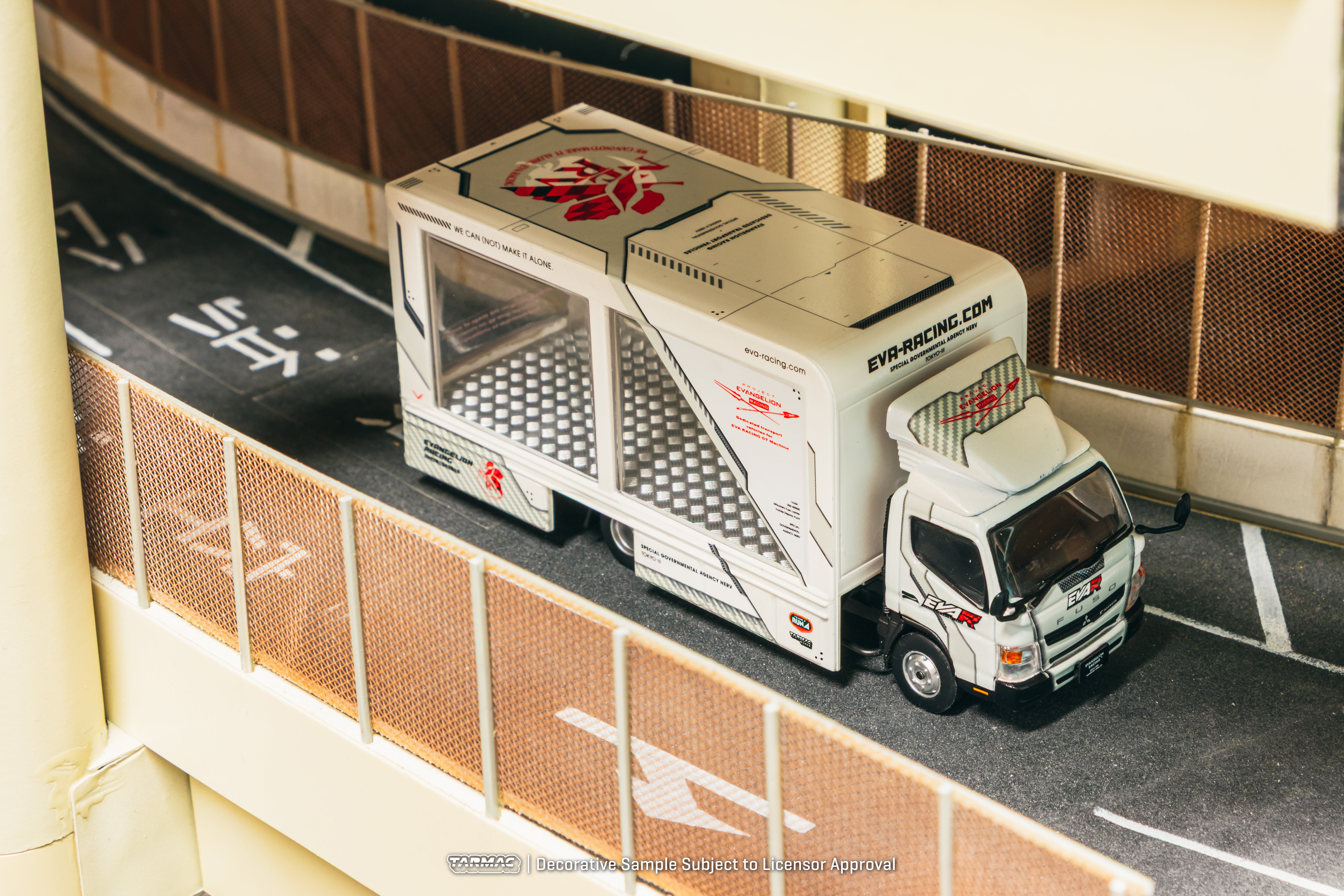 サポルト　EVA Racing TRUCK 1/64 Mitsubishi Fuso Canter Mobile Display Truck EVA Racing